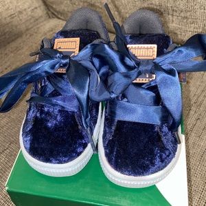 Velour navy blue toddler girl puma sneaker